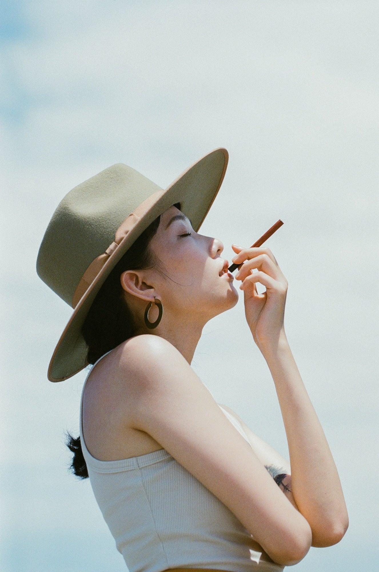 1_Profile_of_a_Woman-with_a_hat-smoking-a-Canrault-electronic-wooden-cigarette-on-the-beach-Yu-Chen.jpg