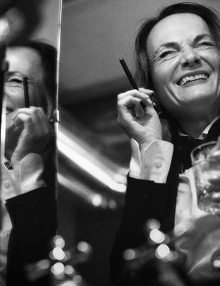 Lady Nicole Knopfle - Carnault Electric Cigarette Luxury Swiss